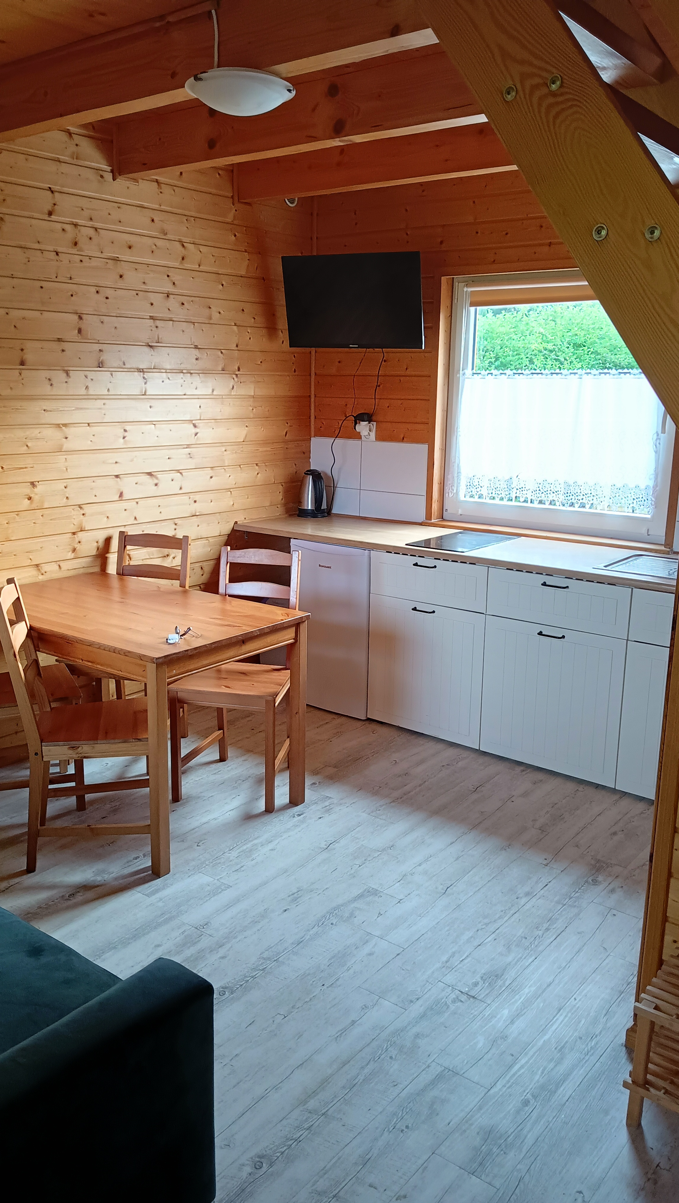 Nowoczesne wnętrze skandynawskiego domku w Oazie Wicie